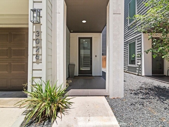 Building Photo - 3026 Live Oak St