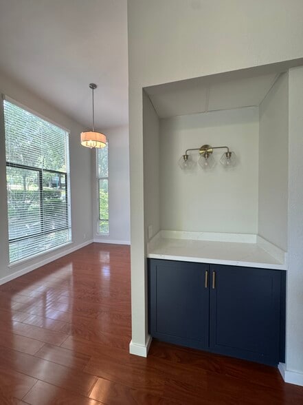 Building Photo - 300 N Civic Dr