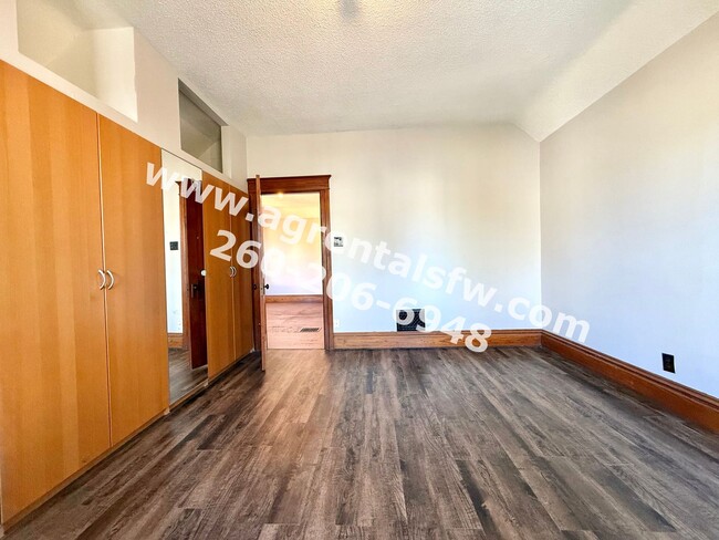Building Photo - 3 Bedroom House