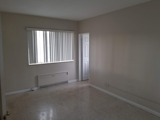 Building Photo - 2 Isle of Venice Dr