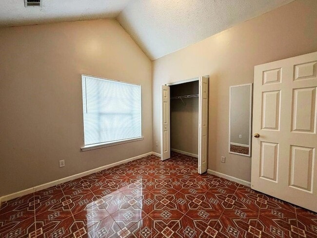 Building Photo - 5410 Twin Lakes Dr