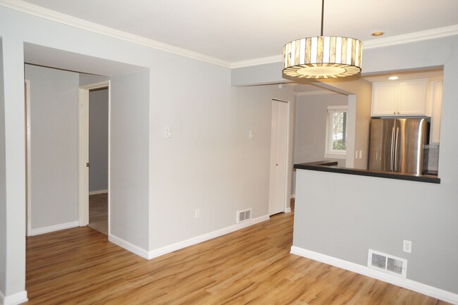 Building Photo - S. Landing 2 bedroom condo with Willamette...