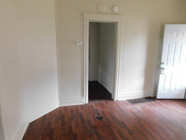 Building Photo - Newly Remodeled 1st Floor Apartment Near Downtown Mt Clemens