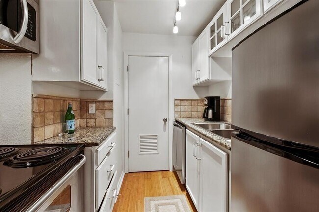 Building Photo - 1110 W 22nd St