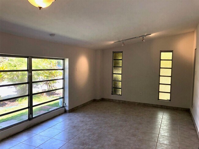 Building Photo - 2560 NE 200th St