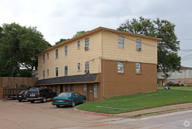 Building Photo - 2215 Riverview Dr