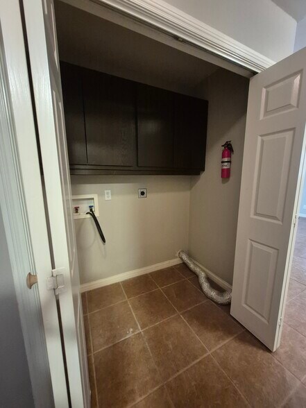Laundry room - 617 DFW Dr