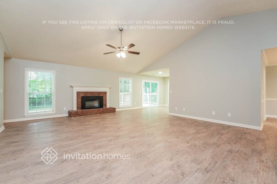 Building Photo - 2215 Valley Wood Dr