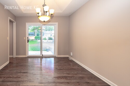 Building Photo - Beautifully updated split level with Finis...