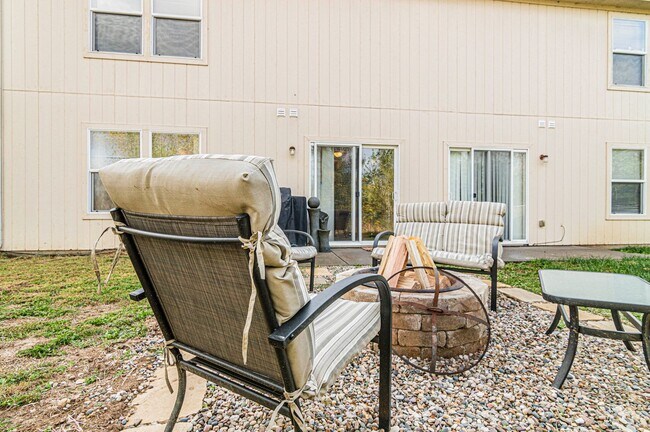 Building Photo - Spacious Home Close to Fort Riley!