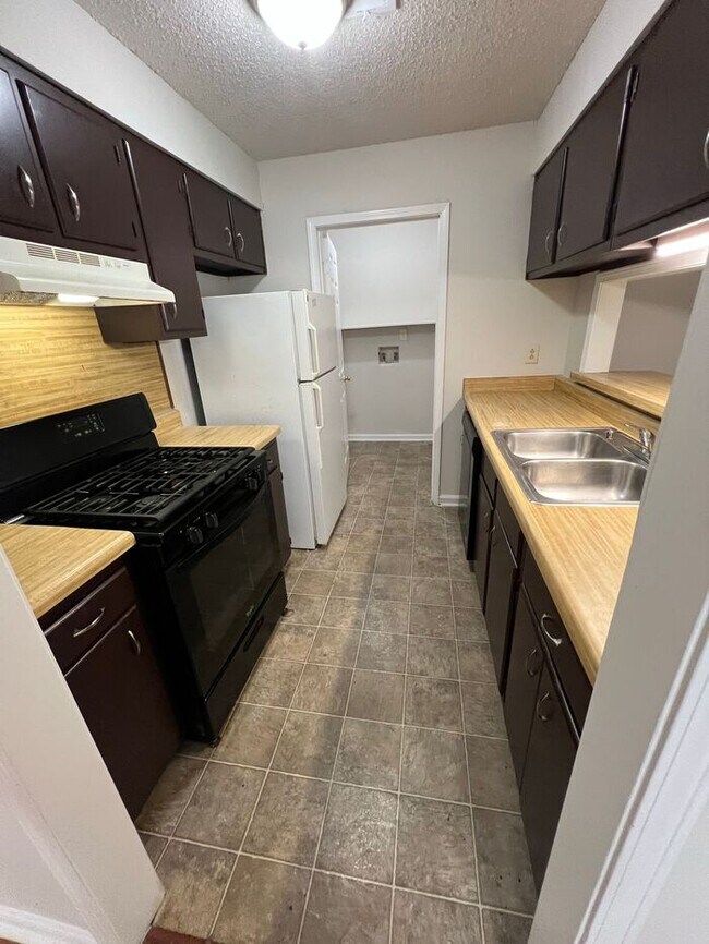 Building Photo - READY NOW! Top-Floor 2 Bedroom, 2 Bath Uni...