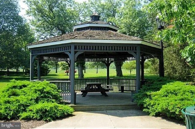 Building Photo - 2 Halstead Pl