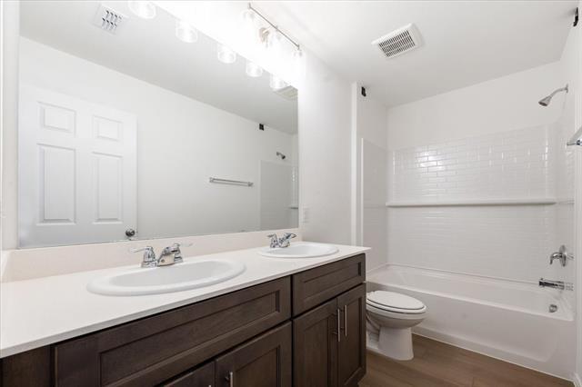 Building Photo - 2424 Castlebar Dr