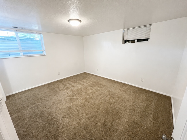 Building Photo - 568-574 E 200 S