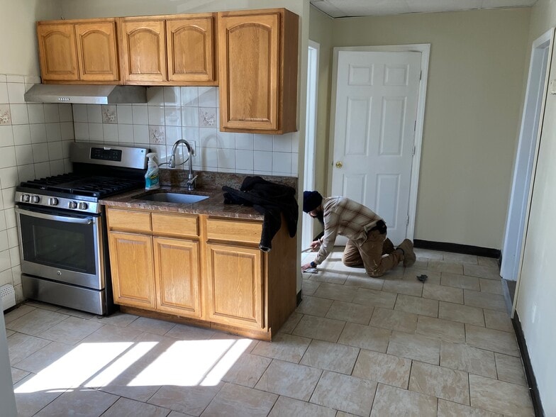 Building Photo - 302 Maple Ave