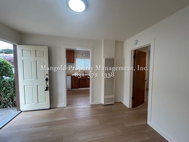 Building Photo - 842 Laine St