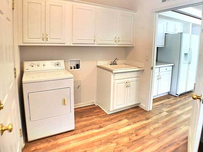 Building Photo - 2100sf 2 bed / 2 bath home with spacious living spaces for rent!