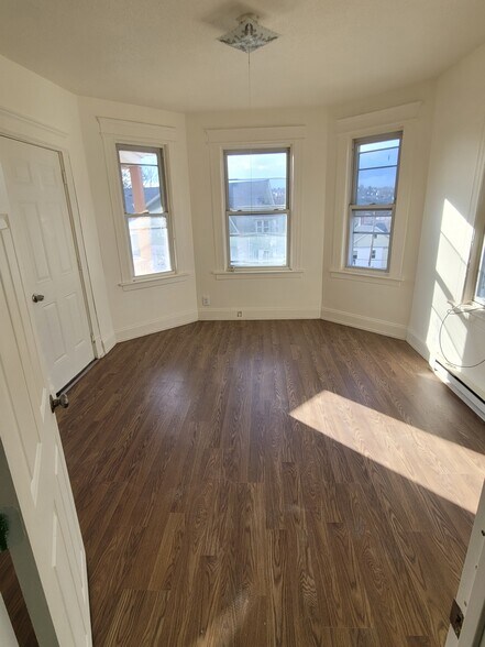 Building Photo - 83 Southview St