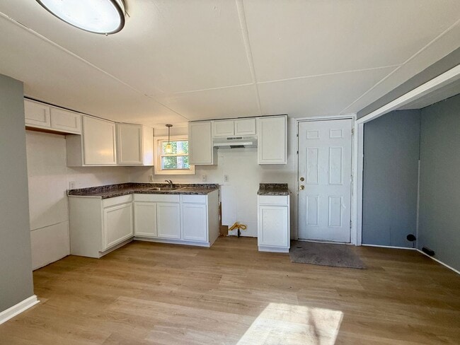 Building Photo - Spacious 2 bed, 1.5 bath Home FOR RENT in Commercial Twp $1500