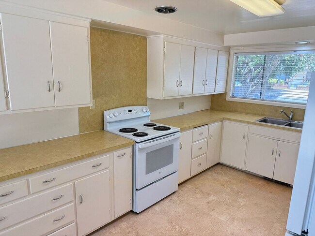 Building Photo - 3 bedroom, 1.5 bath house in Eugene!