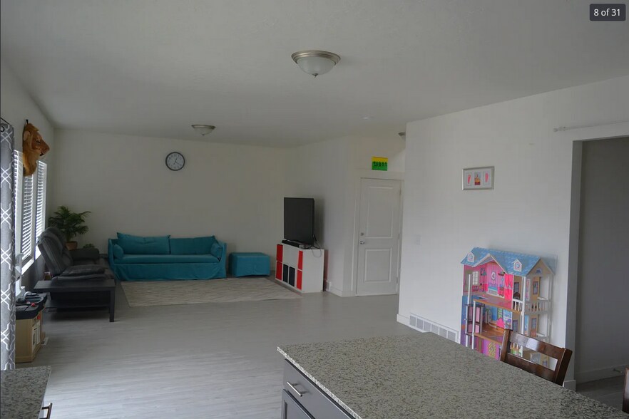 Building Photo - 9337 N Tampa Dr