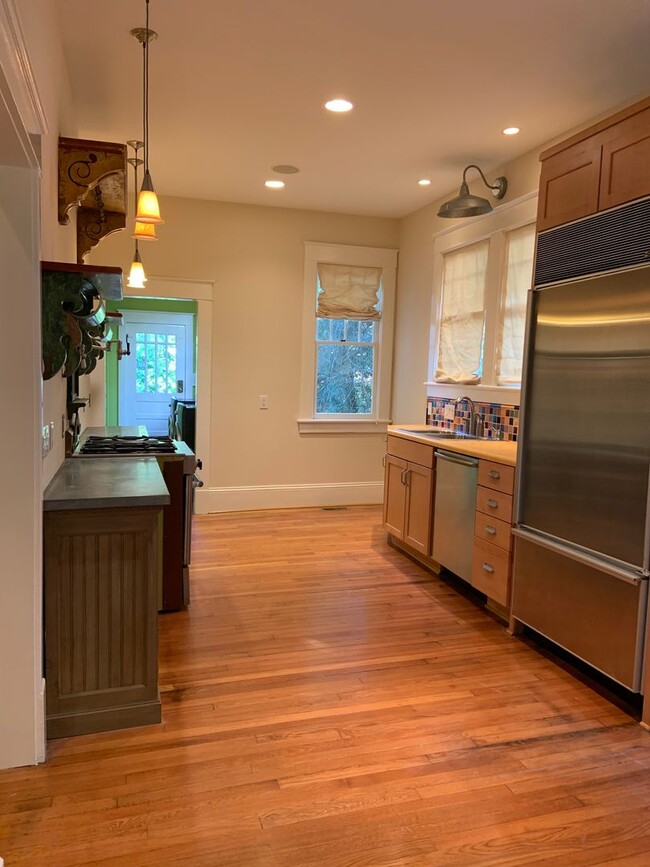 Building Photo - First Floor Unit For Rent Near UNCG!
