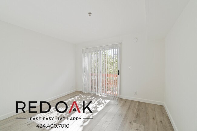 Building Photo - Stunning Two Bedroom with a Fireplace, Pri...