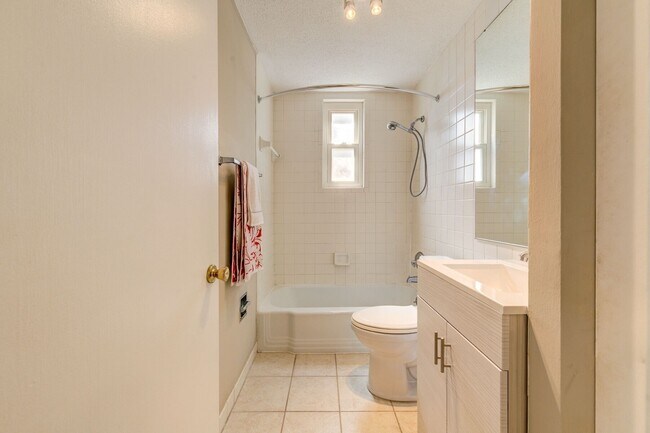 Building Photo - 25 Tower Hill Ct