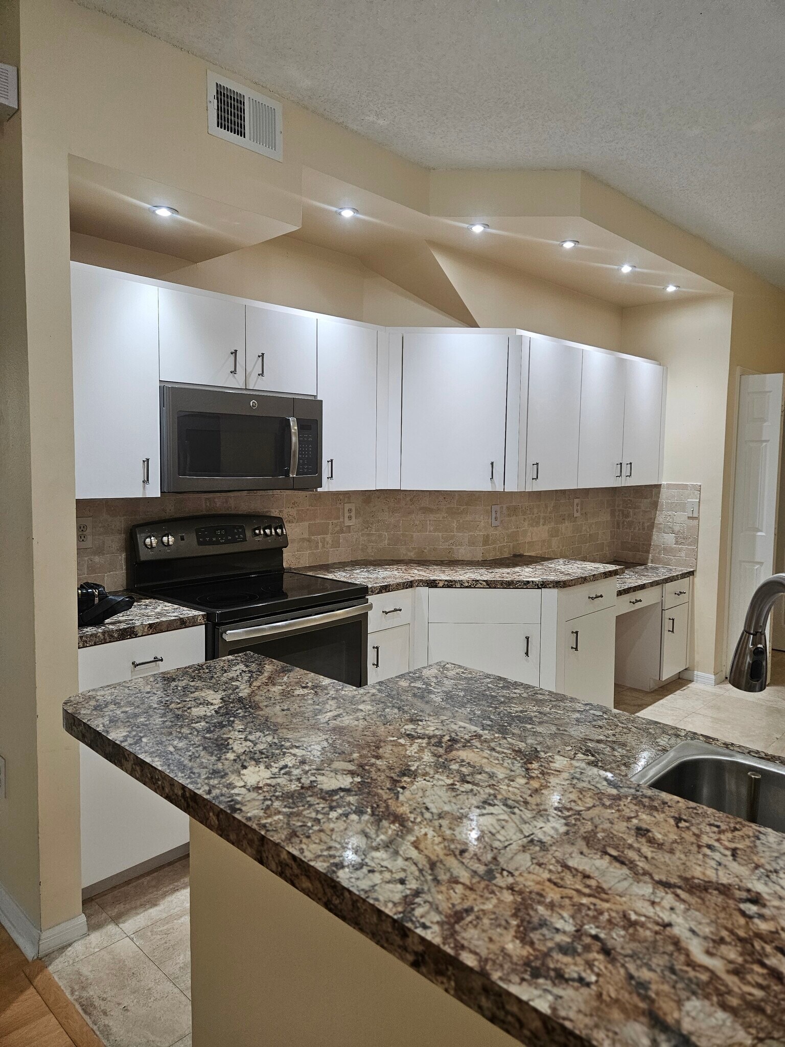 Building Photo - 1208 Clays Trl