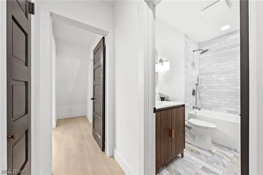 Building Photo - 1422 W 77th St