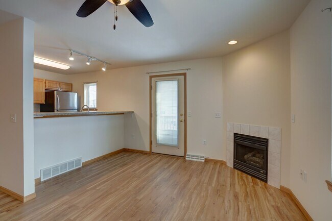 Building Photo - 6101-6103