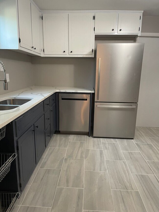 Building Photo - Beautifully renovated Normaltown 3/2 Home with fenced in front yard! Water, trash, and lawncare i...