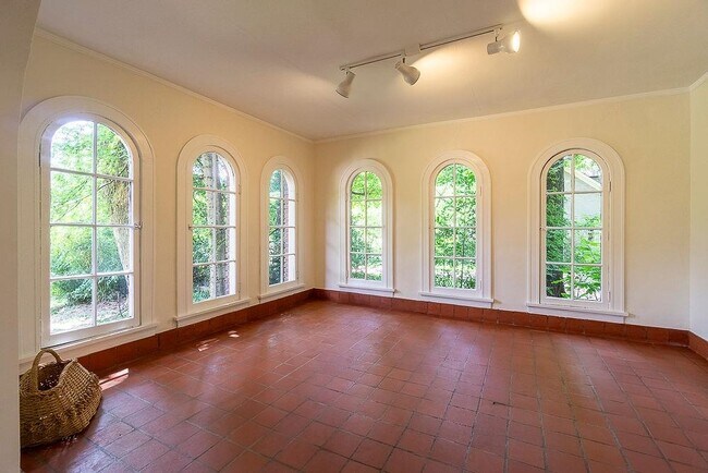 Building Photo - 343 N McLean Blvd