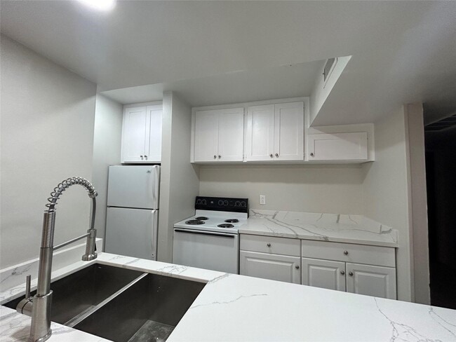 Building Photo - 5343 Richmond Ave