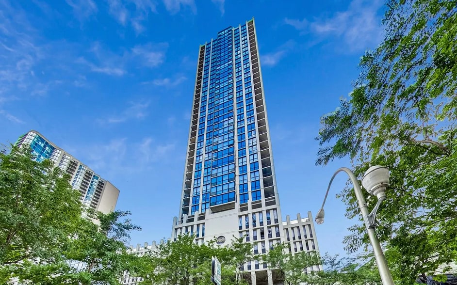 Building Photo - 1122 N Clark St