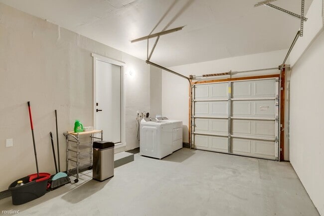 Building Photo - 2 br, 1 bath Duplex - 3944 Apple Blossom W...