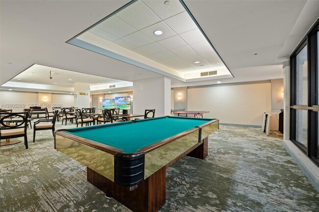 Building Photo - 2555 Collins Ave