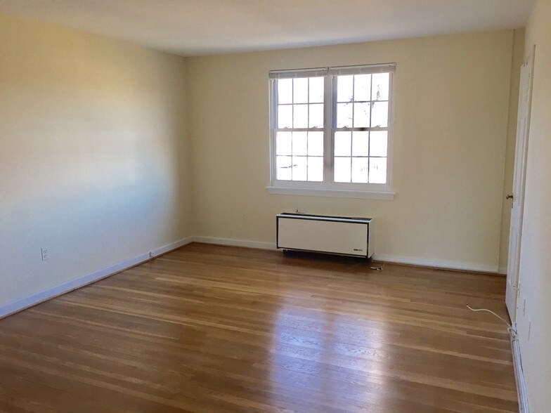 living room - 3407 Commonwealth Ave
