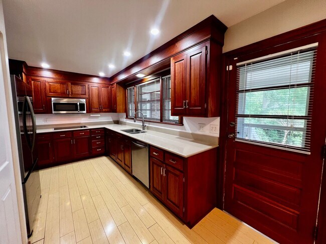 Building Photo - STUNNING home with fully finished BASEMENT!!!
