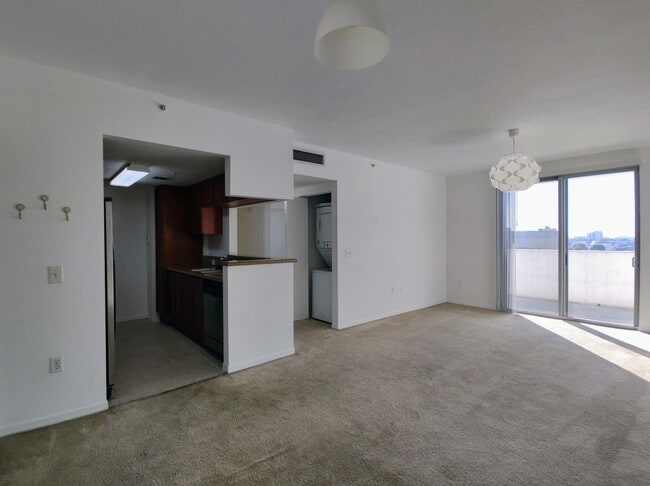 Building Photo - Modern 1BR/1BA Condo with Stainless Steel Appliances – Downtown Miami