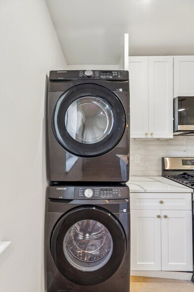 In unit laundry - 1342 S Stanley St