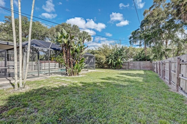 Building Photo - 2545 Venice Dr