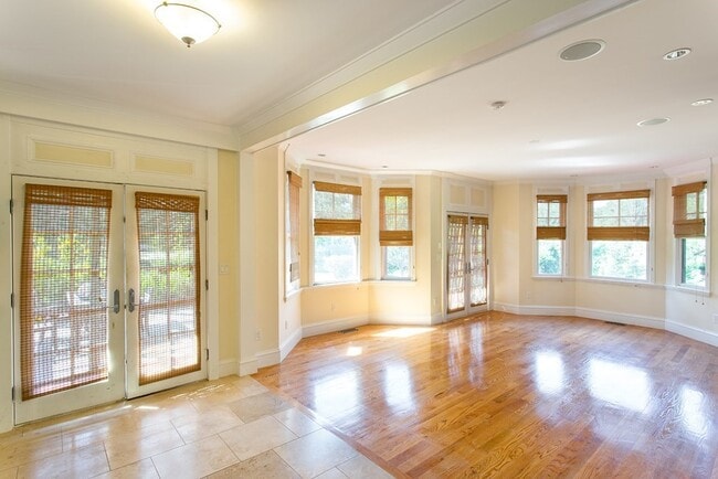 Building Photo - 11 Green St