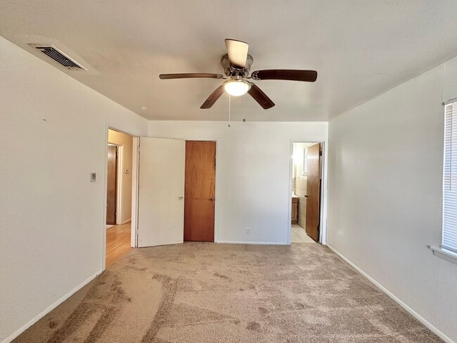 Building Photo - Discover this 3/2 home located in Mid-town...