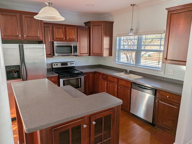 Building Photo - Beautiful 3 Bedroom, 2.5 Bath Home Located in the Kings Grant Golf Community!