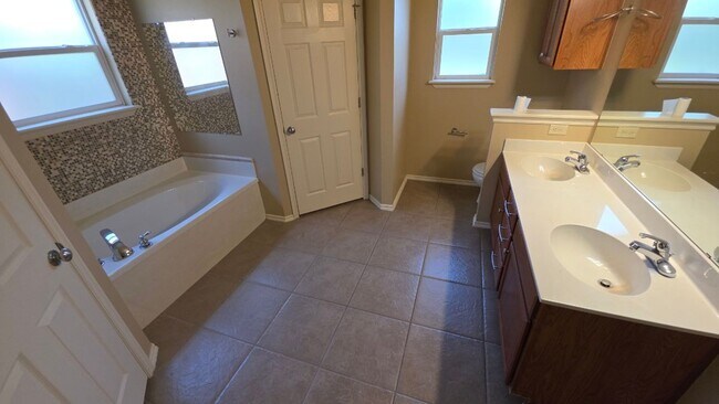 Building Photo - 3 bed 2 bath & bonus room - 2 car garage - Pool and playground