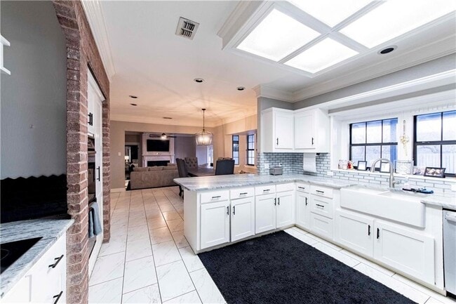 Building Photo - 4517 River Park Dr