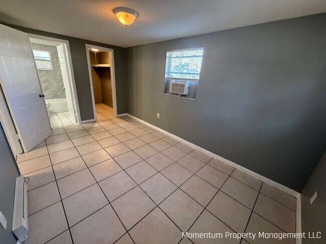 Building Photo - Remodeled One Bedroom- Clearwater! AVAILABLE FOR IMMEDIATE MOVE IN!!