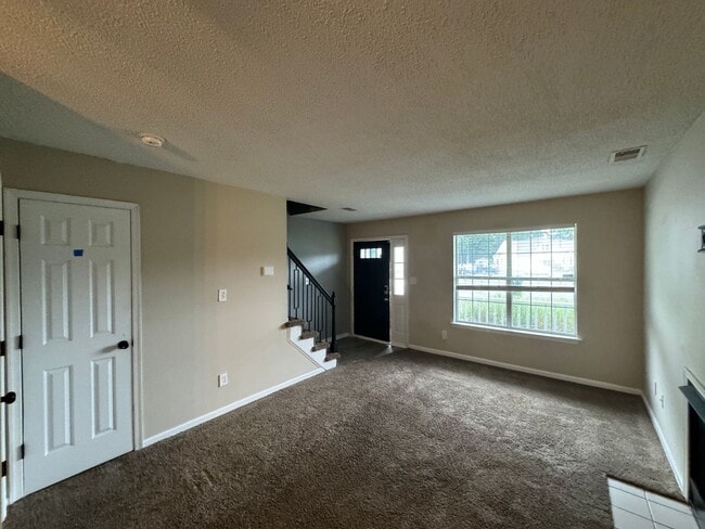 Building Photo - Introducing a charming home located in the heart of Suffolk ¨ASK ABOUT OUR ZERO DEPOSIT¨