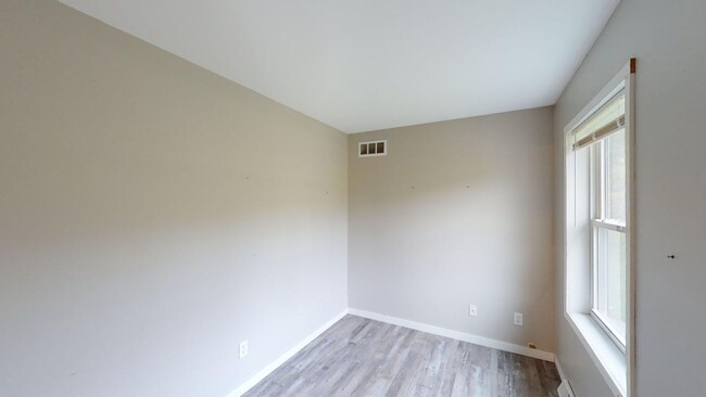 Building Photo - 4 Bedroom 3.5 bath Home outside of Viola A...